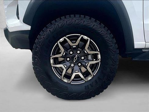 Used 2025 Chevrolet Colorado ZR2 w/ Technology Package AWD/4WD image 10