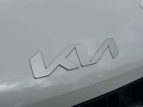 Used 2023 Kia Carnival EX FWD image 47