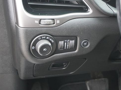 Used 2020 Jeep Cherokee Limited image 17