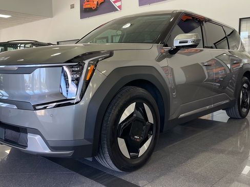 Used 2024 Kia EV9 Light Long Range image 1