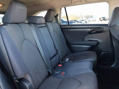 Used 2021 Toyota Highlander L image 32