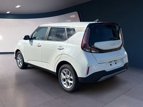 Certified 2025 Kia Soul LX w/ LX Technology Package FWD image 3