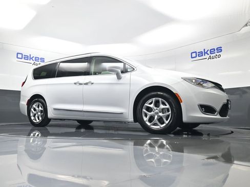 Used 2020 Chrysler Pacifica Touring-L Plus w/ Tire & Wheel Group image 41