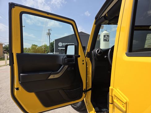 Used 2015 Jeep Wrangler Unlimited Sport w/ Quick Order Package 24S AWD/4WD image 4