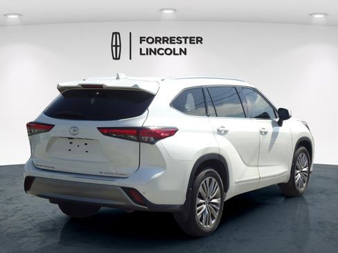 Used 2020 Toyota Highlander Platinum image 3