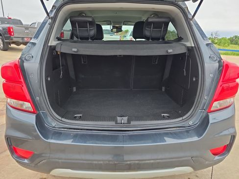 Used 2022 Chevrolet Trax LT w/ LT Convenience Package FWD image 12