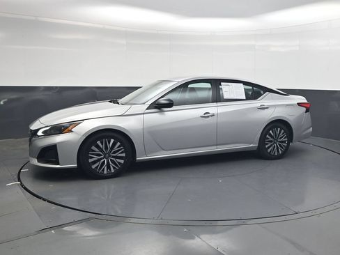 Used 2025 Nissan Altima 2.5 SV FWD image 11