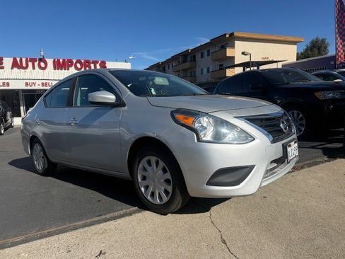 Used 2019 Nissan Versa SV image 3