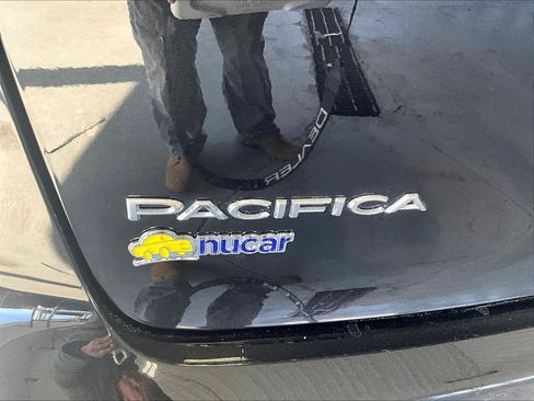 Used 2023 Chrysler Pacifica Touring-L image 29