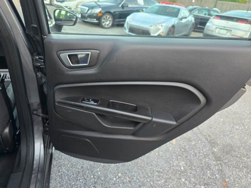 Used 2014 Ford Fiesta SE w/ Equipment Group 201A FWD image 5