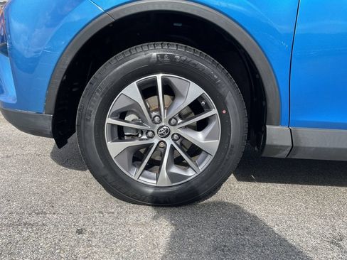 Used 2018 Toyota RAV4 LE AWD/4WD image 9