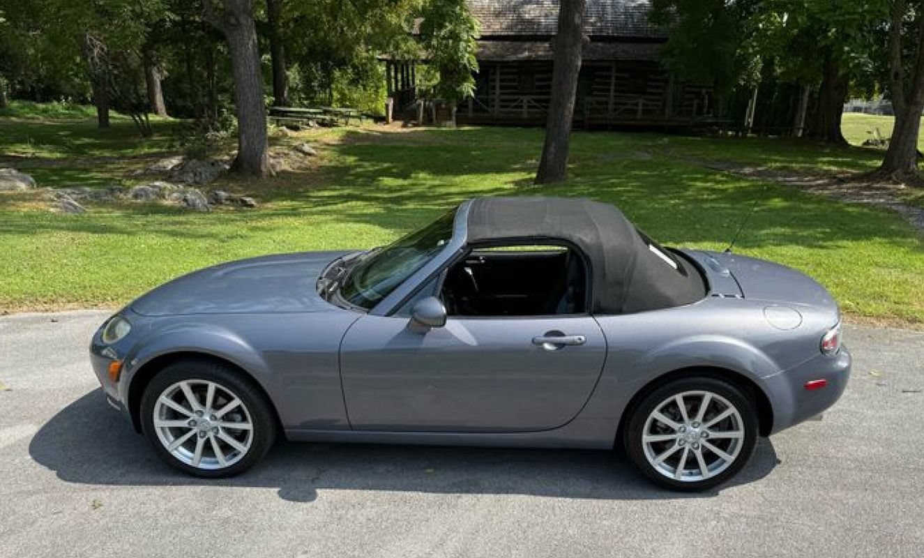 Used 2007 MAZDA MX-5 Miata Grand Touring w/ Premium Pkg RWD image 11
