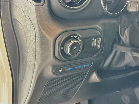 Used 2023 Jeep Wrangler Unlimited Sahara AWD/4WD image 11
