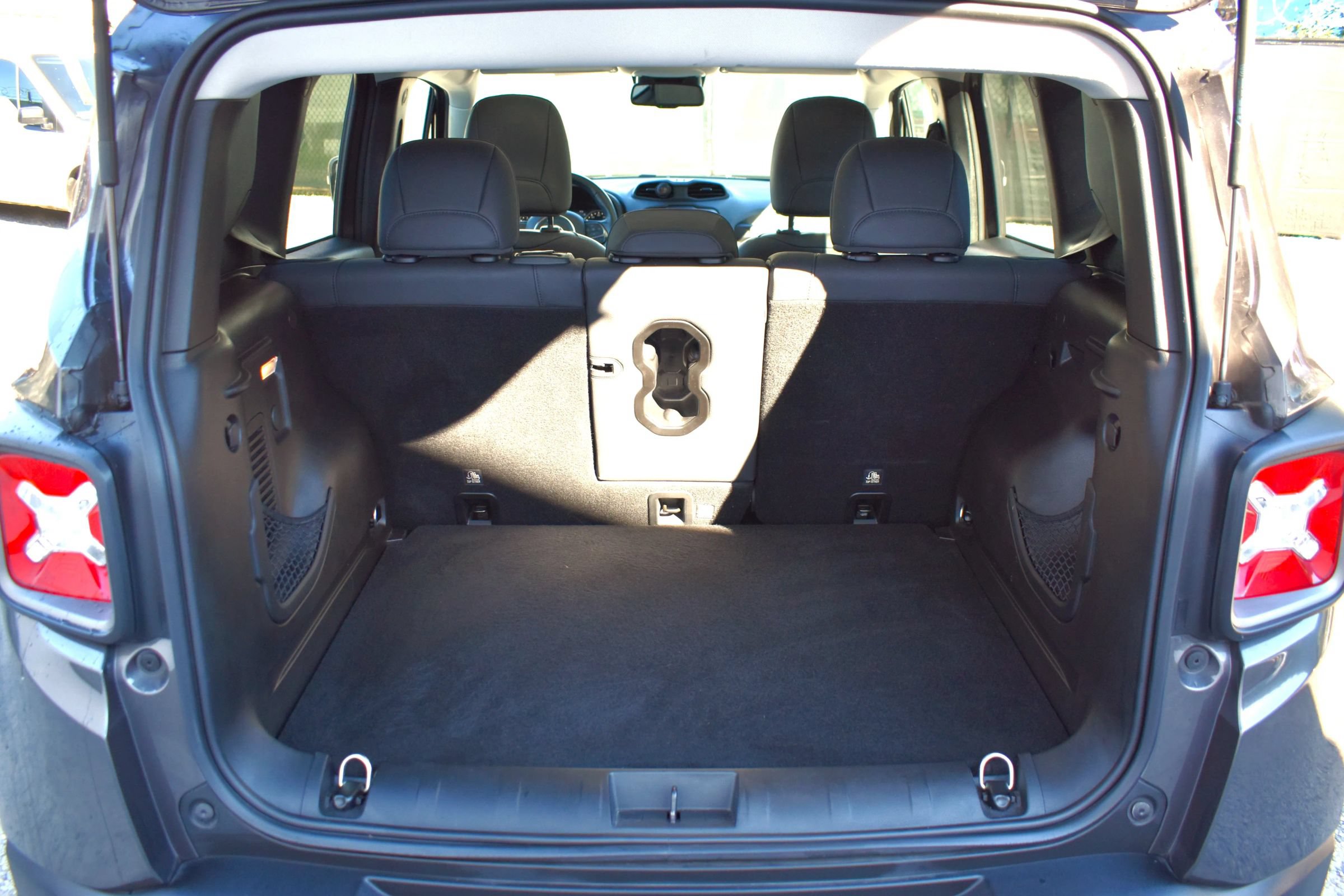 Used 2020 Jeep Renegade Limited w/ UConnect 8.4 Nav Group FWD image 31