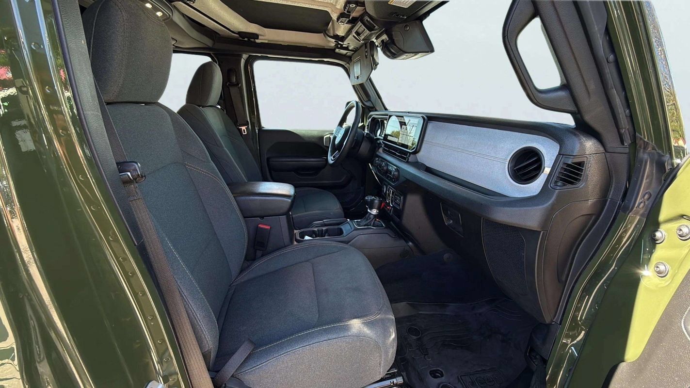 Used 2024 Jeep Wrangler Unlimited AWD/4WD image 14