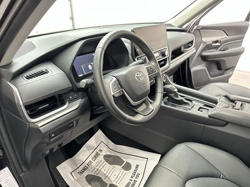 Used 2025 Toyota Grand Highlander AWD image 17
