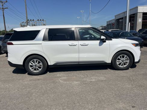 Used 2023 Kia Carnival LX FWD image 8