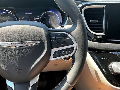 Used 2023 Chrysler Pacifica Touring-L FWD image 12