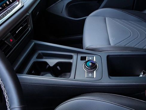 Certified 2025 Volkswagen Tiguan SE image 24