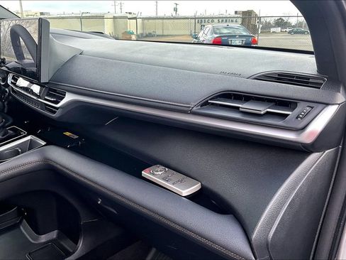 Used 2025 Toyota Sienna Platinum image 21