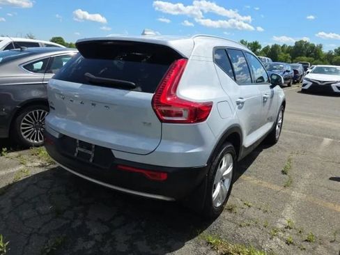 Used 2021 Volvo XC40 T4 Momentum FWD image 3