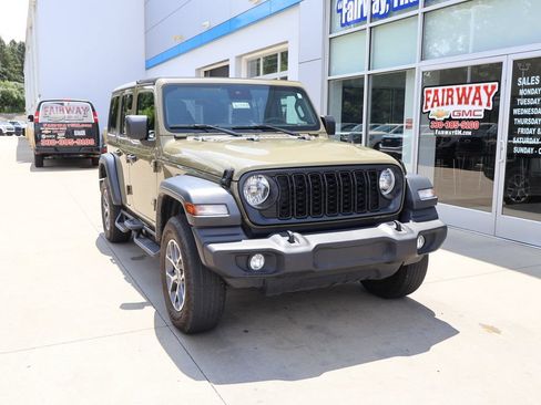 Used 2025 Jeep Wrangler Unlimited Sport AWD/4WD image 2