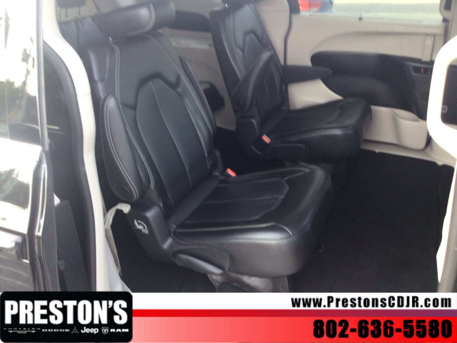 Used 2024 Chrysler Pacifica Touring-L FWD image 27