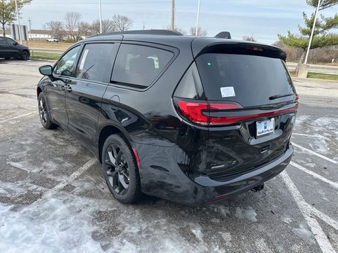 New 2026 Chrysler Pacifica Limited w/ Uconnect Theater Family Group image 25