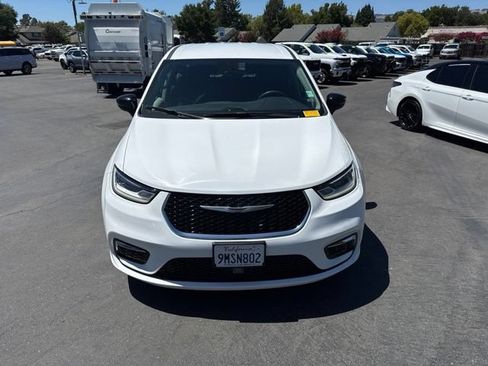 Used 2024 Chrysler Pacifica Limited FWD image 3