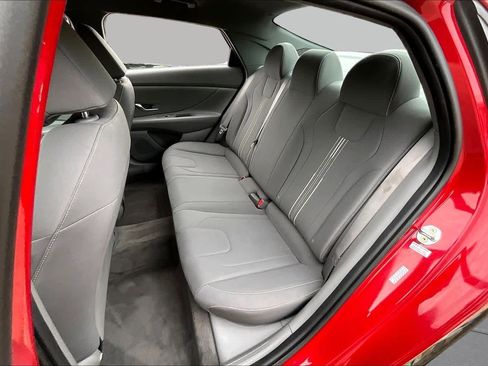 Used 2022 Hyundai Elantra SEL w/ Convenience Package FWD image 19