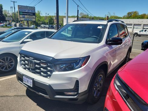 Used 2024 Honda Passport TrailSport image 2