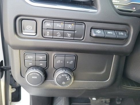 Used 2023 Chevrolet Suburban High Country image 15