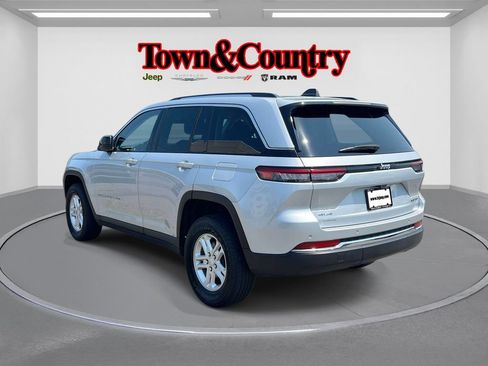 Used 2023 Jeep Grand Cherokee Laredo AWD/4WD image 4