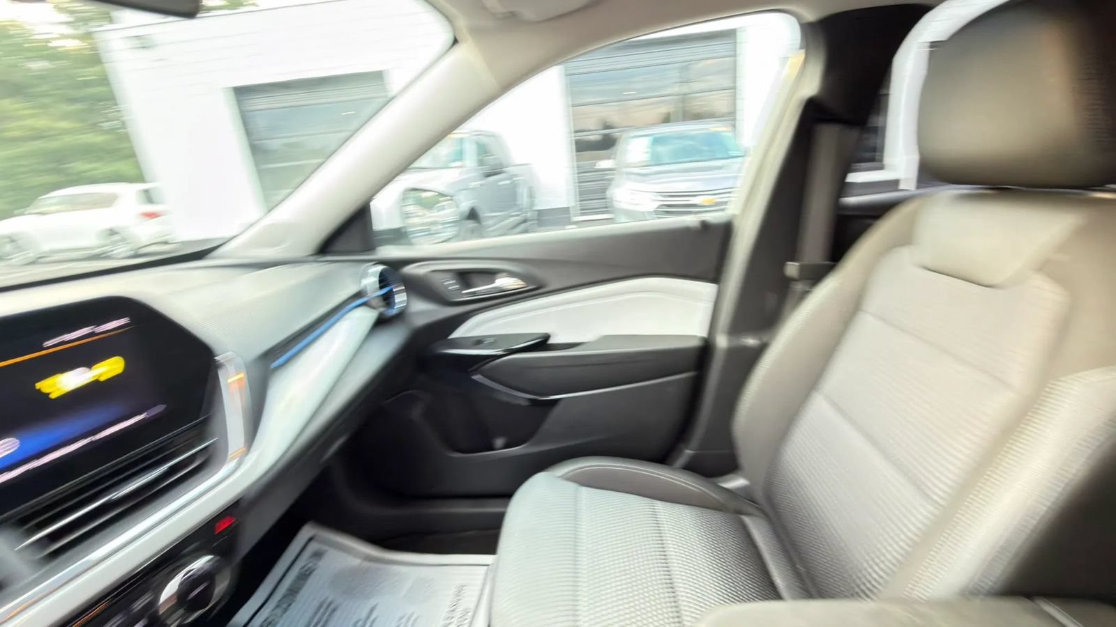 Used 2025 Chevrolet Trax LT FWD image 24