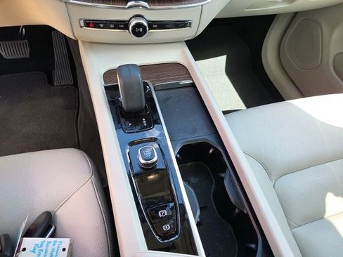Used 2022 Volvo XC60 B5 Momentum image 19