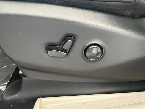 Used 2024 Chrysler Pacifica Touring-L FWD image 38