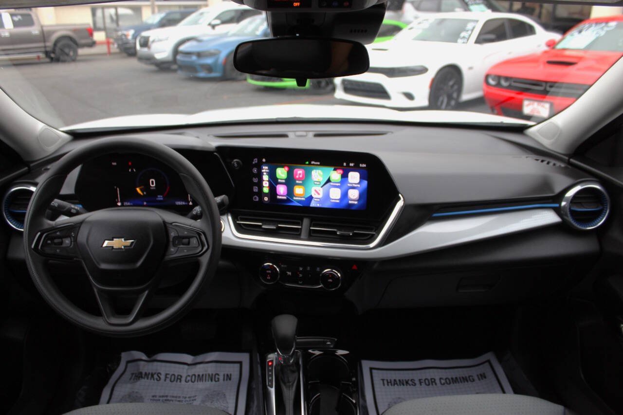Used 2025 Chevrolet Trax LT FWD image 19