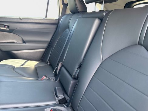 Used 2021 Toyota Highlander XLE AWD/4WD image 12