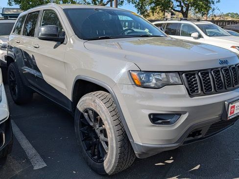 Used 2019 Jeep Grand Cherokee Laredo image 4