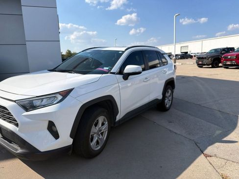 Used 2019 Toyota RAV4 XLE FWD image 1