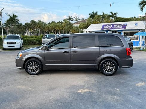 Used 2017 Dodge Grand Caravan SXT FWD image 4