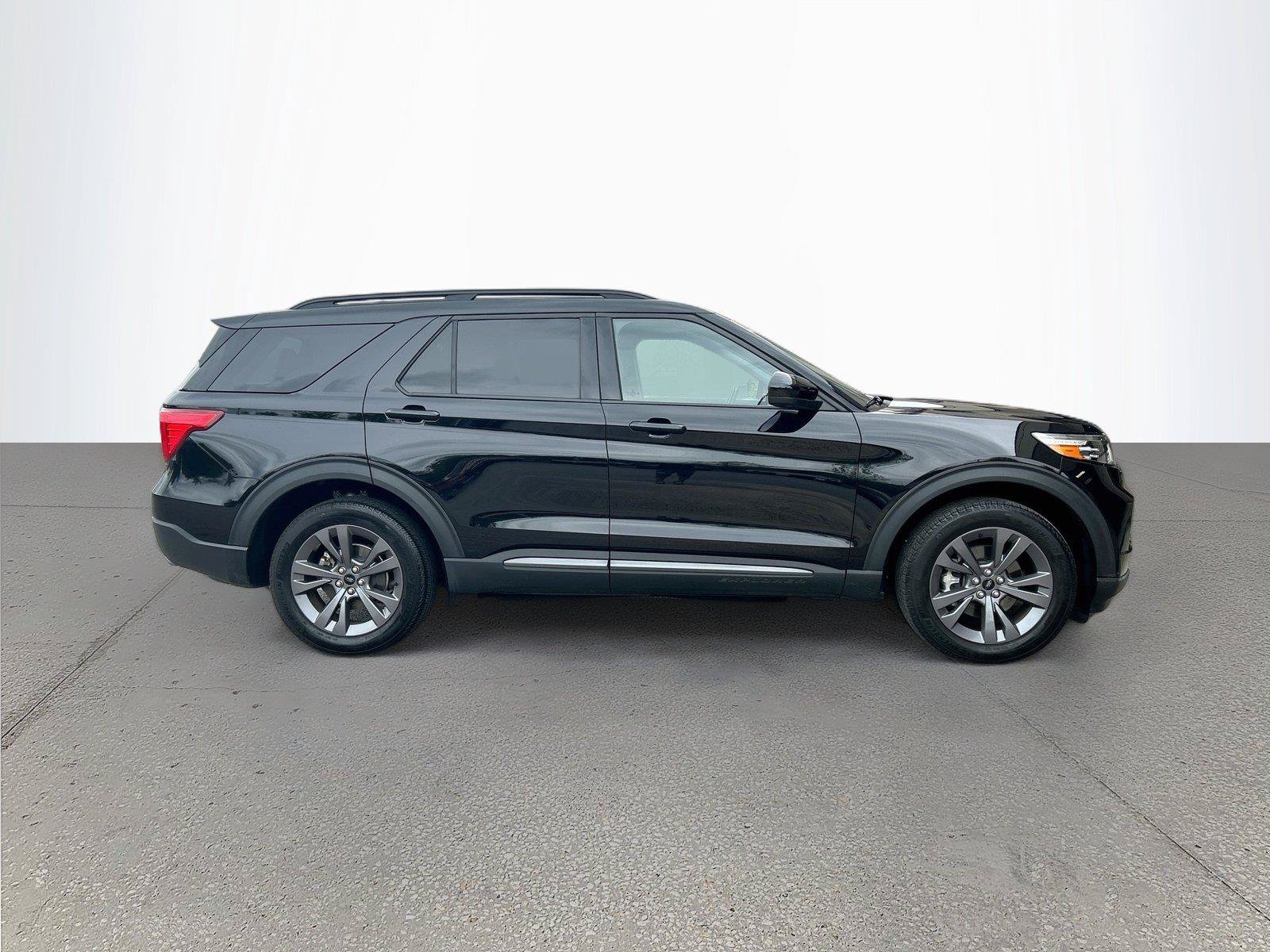Used 2023 Ford Explorer XLT w/ Equipment Group 202A AWD/4WD image 3
