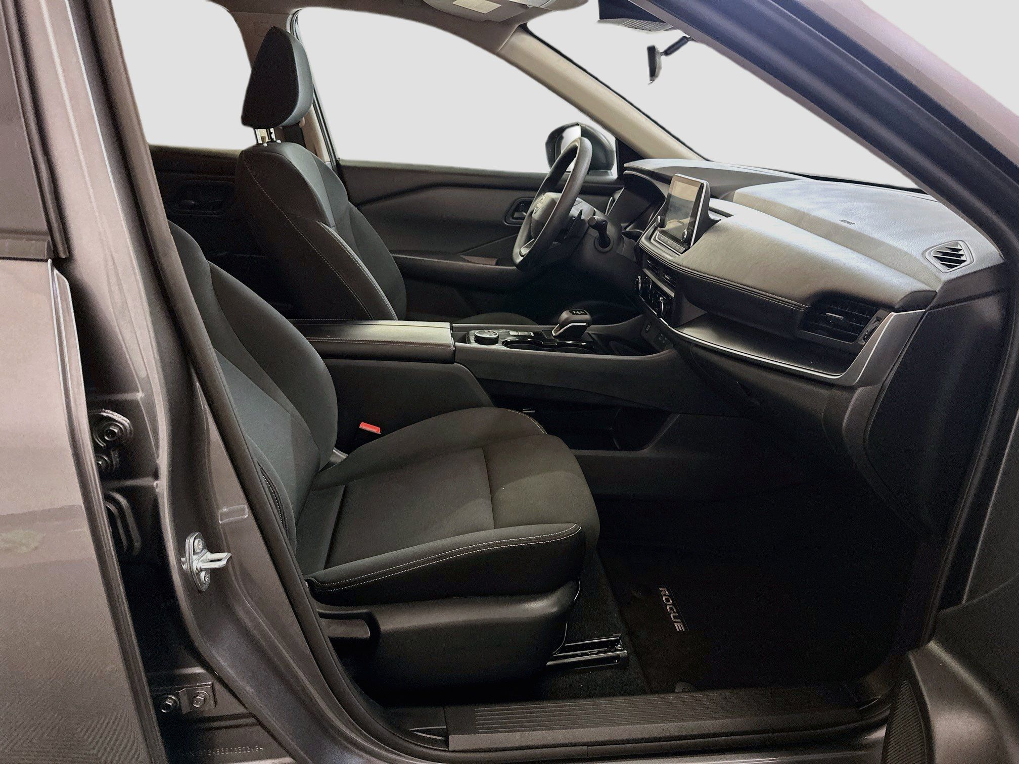 Used 2025 Nissan Rogue S AWD/4WD image 31
