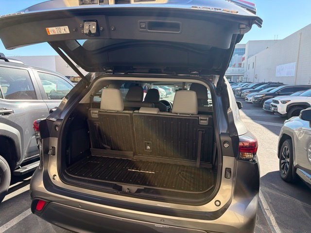 Certified 2026 Toyota Highlander Limited AWD/4WD image 11