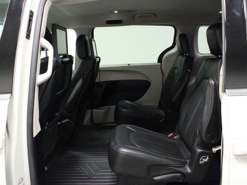 Used 2017 Chrysler Pacifica Touring-L Plus w/ Tire & Wheel Group image 14