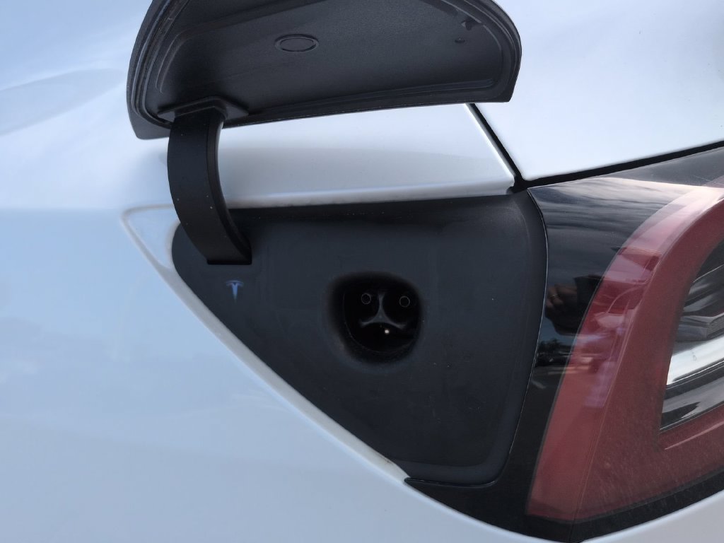 Used 2024 Tesla Model Y Long Range RWD image 18