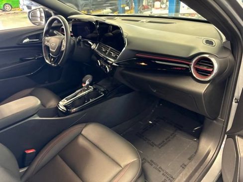 Used 2025 Chevrolet Trax RS w/ Sunroof Package FWD image 39