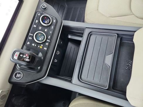 Used 2020 Land Rover Defender 110 First Edition image 22