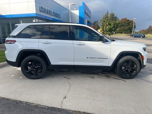 New 2025 Jeep Grand Cherokee Altitude AWD/4WD image 10