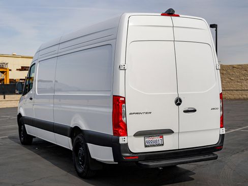 Used 2025 Mercedes-Benz Sprinter 2500 image 4